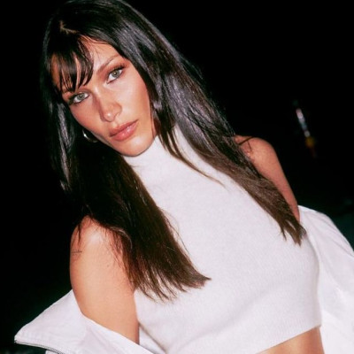 Σηκώθηκε και χόρεψε συρτάκι η Bella Hadid και έγινε viral με τον Ζορμπά