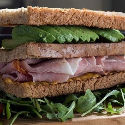 Άκης Πετρετζίκης: Τοστ με αβοκάντο, τυρί και ζαμπόν