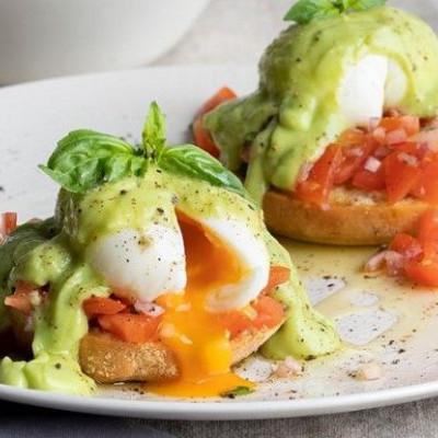 Άκης Πετρετζίκης: Μεσογειακά αυγά Benedict