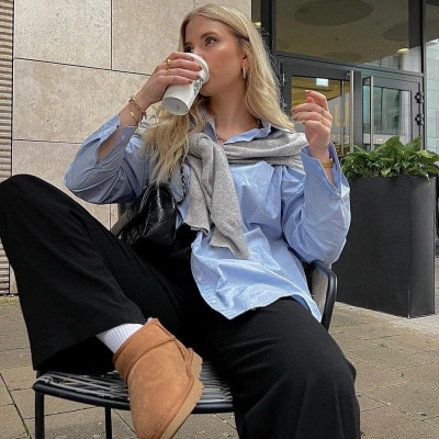 Οι Ugg επανήλθαν από τα 00s και είναι το πιο cozy ζευγάρι του φθινοπώρου