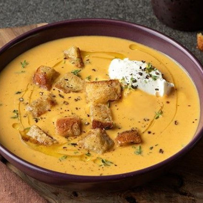 Άκης Πετρετζίκης: Κολοκυθόσουπα με τυρί κρέμα