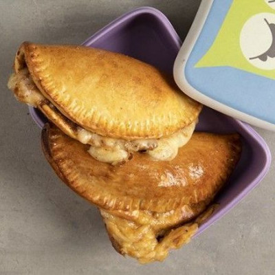 Άκης Πετρετζίκης: Καλτσόνε με κιμά