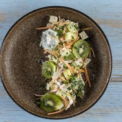 Άκης Πετρετζίκης: Σαλάτα με παπάγια και ακτινίδιο