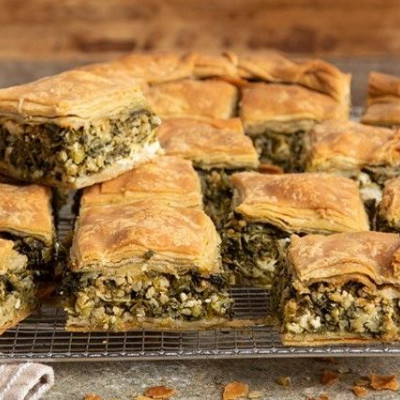 Άκης Πετρετζίκης: Χορτόπιτα με φέτα και πλιγούρι