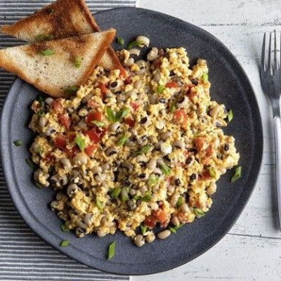 Άκης Πετρετζίκης: Scrambled eggs με μαυρομάτικα φασόλια