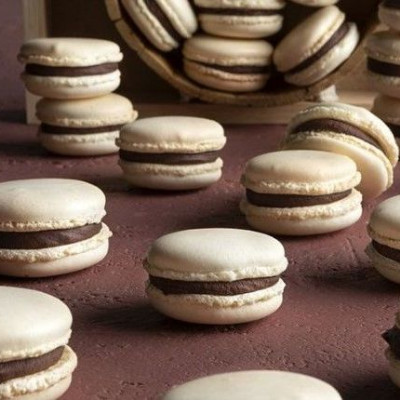 Άκης Πετρετζίκης: Μακαρόν με ιταλική μαρέγκα