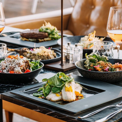 Το νέο εστιατόριο του Brown Acropol Hotel συνδυάζει τη μοντέρνα γαστρονομία με την αστική κουλτούρα