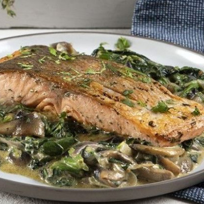 Άκης Πετρετζίκης: Σολομός με σάλτσα μουστάρδας