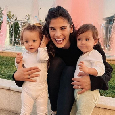 Χριστίνα Μπόμπα: Λέρωσαν τα πάντα στο σπίτι οι δίδυμες με τις μπογιές