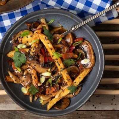 Άκης Πετρετζίκης: Λαχανικά stir fry με τηγανητές πατάτες