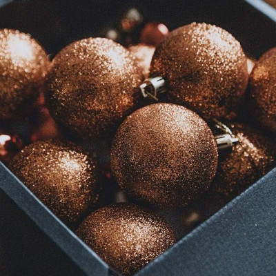 Το κόλπο με τις μπάλες στο χριστουγεννιάτικο δέντρο για να δείχνει πιο ακριβό και γεμάτο