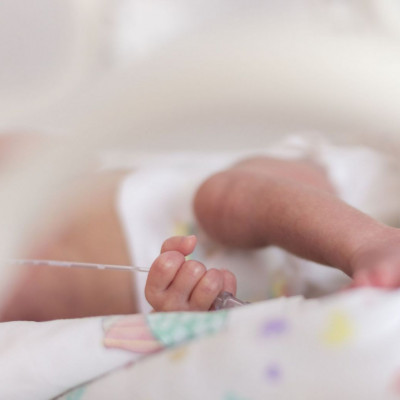 Βίντεο δείχνει το ταξίδι μιας μαμάς με το πρόωρο μωρό της