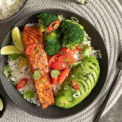 Άκης Πετρετζίκης: Σολομός με σάλτσα τεριγιάκι