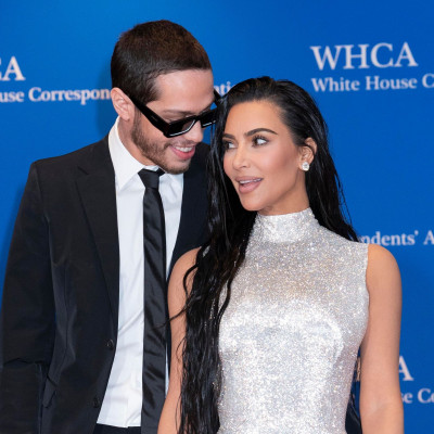 Ο Pete Davidson βγαίνει με την Emily Ratajkowski αλλά το μυαλό του όλο στην Kim Kardashian είναι