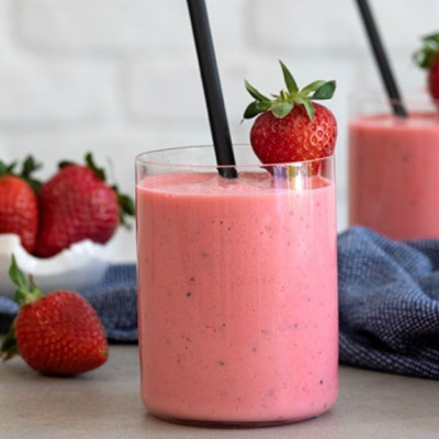 Άκης Πετρετζίκης: Smoothie με φράουλα και ακτινίδιο