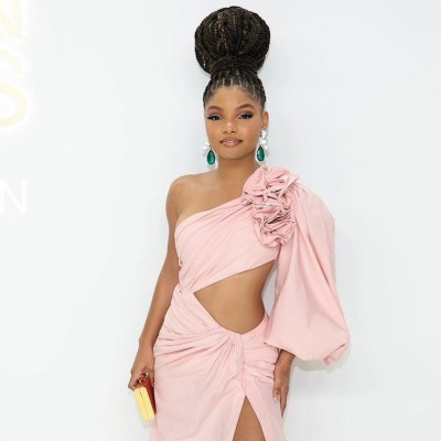Η «μικρή γοργόνα» Halle Bailey είναι έτοιμη για τις γιορτές με ένα glam μαύρο φόρεμα
