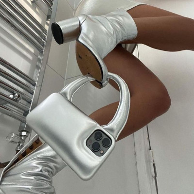 Αυτή η θήκη κινητού είναι η πιο stylish mini bag και έχει γίνει ήδη viral στο Tik Tok