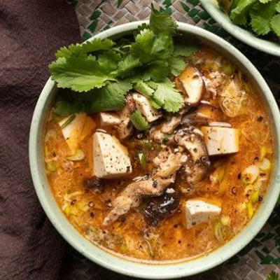 Άκης Πετρετζίκης: Kαυτερή σούπα με χοιρινό, μανιτάρια και τόφου (Hot and sour soup)