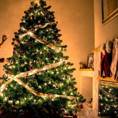 Το βίντεο με τα 4 εκατ. views σου δείχνει πώς να βάλεις τα λαμπάκια στο χριστουγεννιάτικο δέντρο