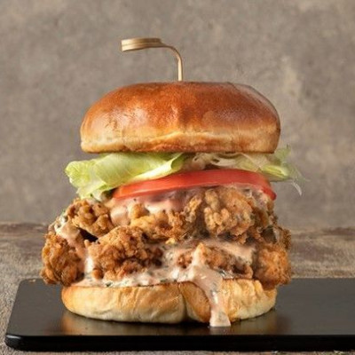 Άκης Πετρετζίκης: Chicken burger