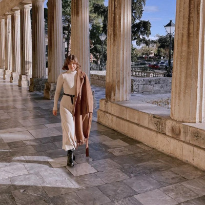 Κλέλια Ανδριολάτου: Το neutral casual σύνολο που απογείωσε το καμηλό παλτό