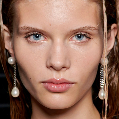 Wet lips: Πώς θα πετύχεις το απόλυτο trend που θα σου χαρίσει juicy & βελούδινα χείλη