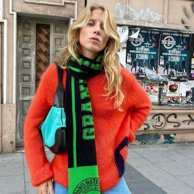 Το πιο stylish Tik Tok hack σού δείχνει πώς να βάλεις το πουλόβερ ανάποδα