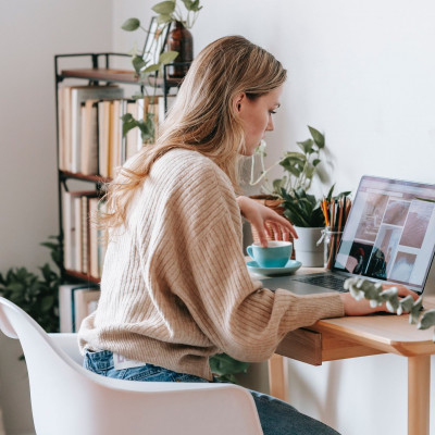 Δουλειά γραφείου: Χάσε βάρος και βελτίωσε την υγεία σου με μία μόνο άσκηση την ώρα που εργάζεσαι