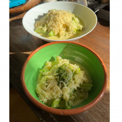 Μαγική πανεύκολη νόστιμη συνταγή με κριθαράκι, μπρόκολο και τυριά γεμάτη γεύση