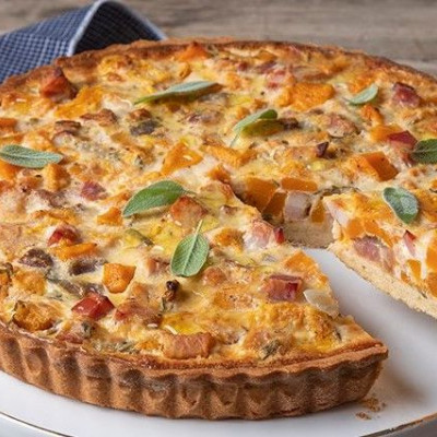 Άκης Πετρετζίκης: Τάρτα με κολοκύθα, φασκόμηλο και μπέικον