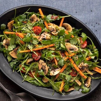 Άκης Πετρετζίκης: Σαλάτα με μαριναρισμένα μανιτάρια