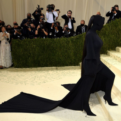 Ο Balenciaga μηνύει την εταιρία παραγωγής της αμφιλεγόμενης καμπάνιας και συνεχίζει να απογοητεύει