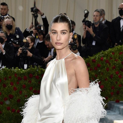 H Hailey Bieber διαψεύδει την εγκυμοσύνη της και μιλά για το νέο πρόβλημα υγείας που αντιμετωπίζει