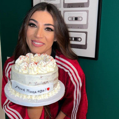 Η Ήβη Αδάμου έγινε 29: Η Γη της Ελιάς, η ολόλευκη τούρτα και τα γενέθλια στο πλευρό του Σχοινά