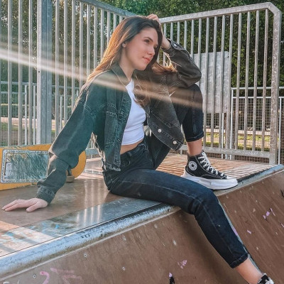 Η Αφροδίτη Λιάντου με το total denim σύνολο που θα σε ξετρελάνει