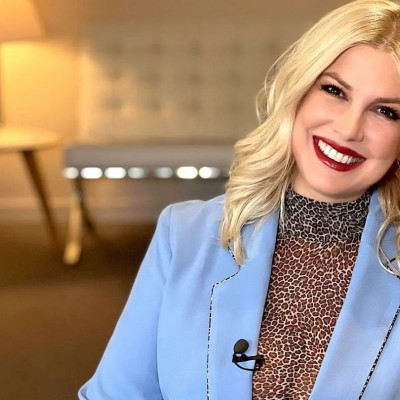 Το σπίτι της Ράνιας Θρασκιά είναι ένας «Όμορφος Κόσμος» σε γκρι και λευκό