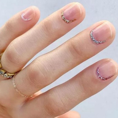 Christmas glam: 6 glitter βερνίκια και 6 μανικιούρ για λαμπερές εμφανίσεις