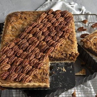 Άκης Πετρετζίκης: Τάρτα με πεκάν, σοκολάτα και καραμέλα