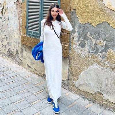 Τα μπλε sneakers της Αντιγόνης Νεοφύτου είναι το inspo που έψαχνες για τα νέα σου παπούτσια