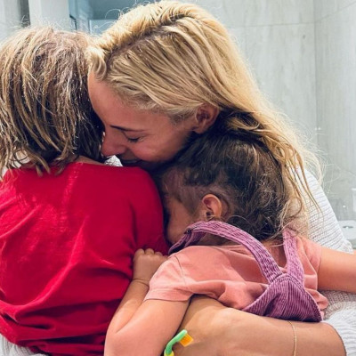 Δούκισσα Νομικού: Φωτογράφισε τον Σάββα μπροστά από το δέντρο