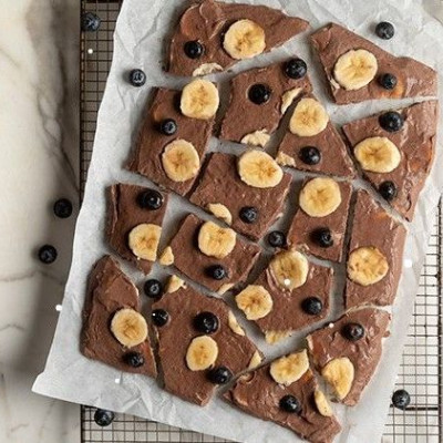 Άκης Πετρετζίκης: Σοκολατένιες μπάρες γιαουρτιού με μέλι και μπανάνα