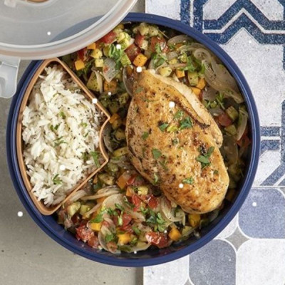 Άκης Πετρετζίκης: Ψητό στήθος κοτόπουλου με ρύζι και λαχανικά