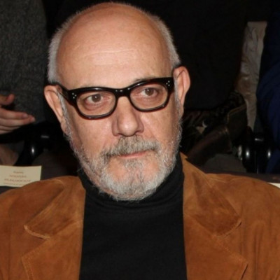 Συνθήματα και πανό έξω από το θέατρο στην πρεμιέρα του Κιμούλη