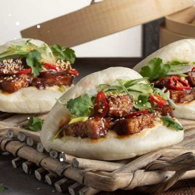 Άκης Πετρετζίκης: Bao buns με πανσέτα και hoisin sauce