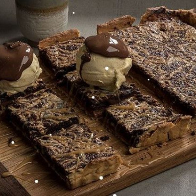 Άκης Πετρετζίκης: Τάρτα διπλής σοκολάτας και καραμέλας