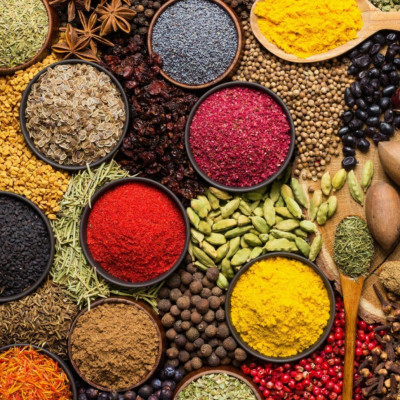 Μπαχαρικά, βότανα, ξηροί καρποί: Γιατί ωφελούν την υγεία του εντέρου