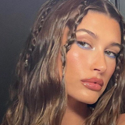 Το πρωτοχρονιάτικο look θέλει micro braids & glazed donut lips αλά Hailey Bieber - Όλα τα βήματα