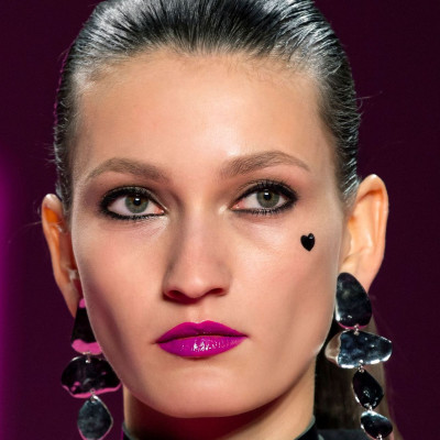 Ποιο κόκκινο; Το Viva Magenta είναι το χρώμα του 2023 και η τέλεια επιλογή κραγιόν για το ρεβεγιόν