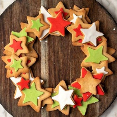 Άκης Πετρετζίκης: Χριστουγεννιάτικο στεφάνι από gingerbread μπισκότα