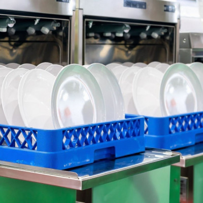 Τρώτε συχνά έξω; Οι κίνδυνοι από τα επαγγελματικά πλυντήρια πιάτων